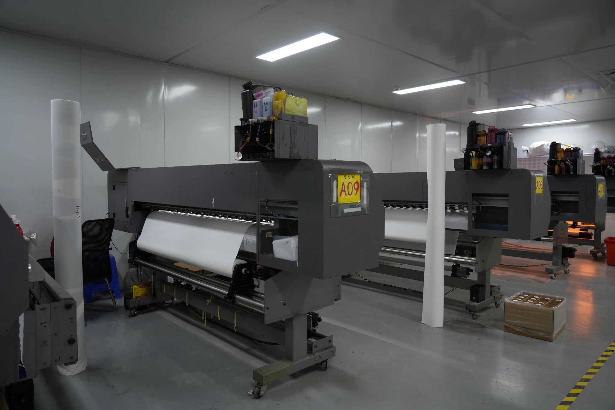 Roll-to-roll printing equipment and paper rolls in the TONTON workshop