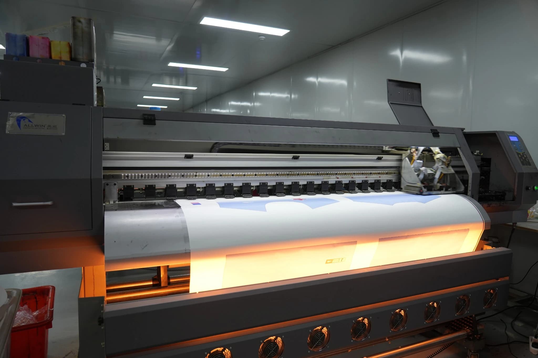 Large-format digital printing equipment in the TONTON workshop