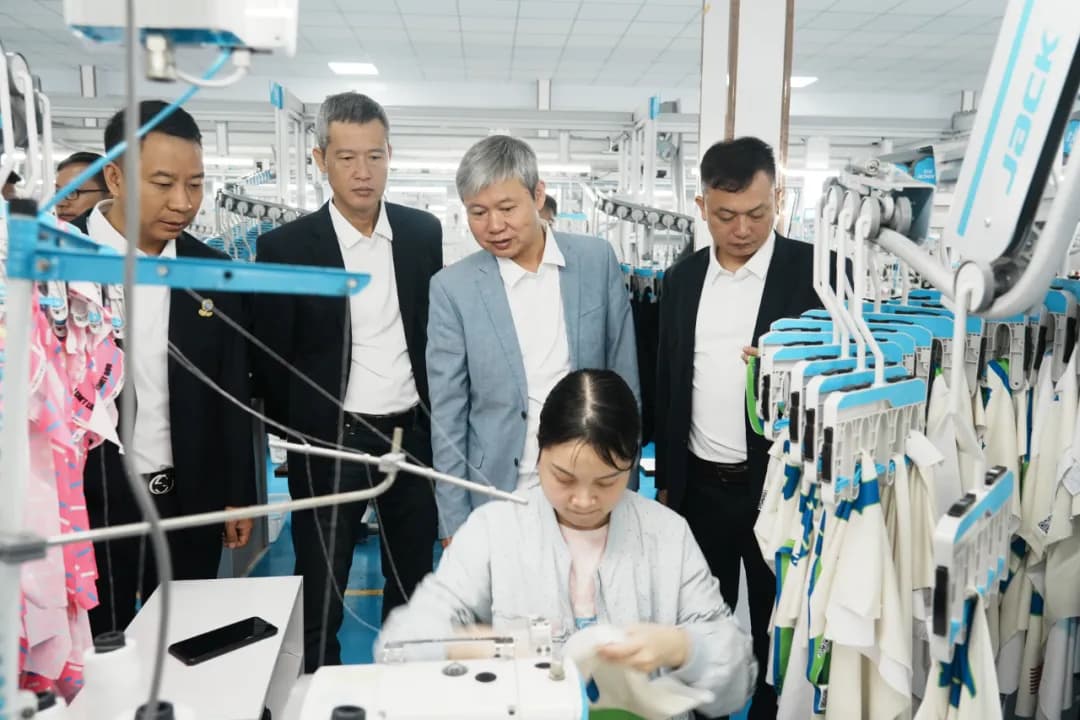 Visitors and staff in the TONTON garment workshop