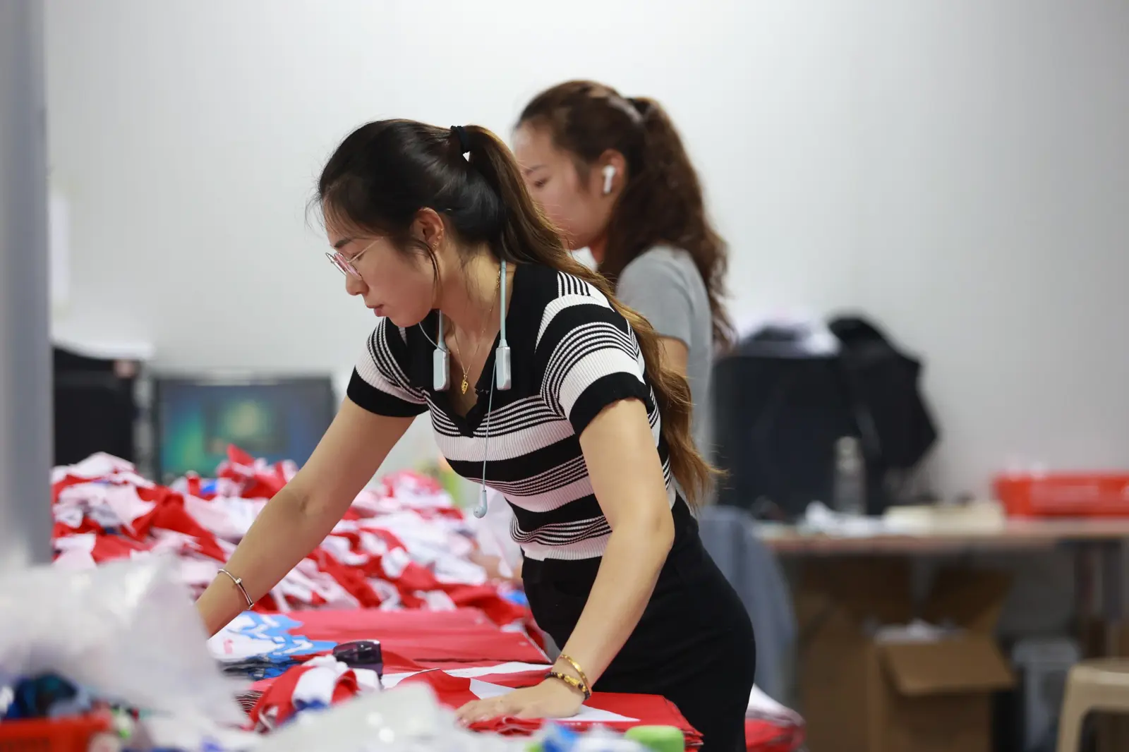 TONTON quality control inspection of finished custom sportswear